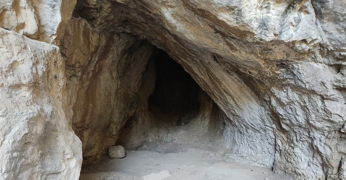 Mağara eş anlamlısı nedir? Mağara kelimesinin eş anlamlıları ile örnek cümleler